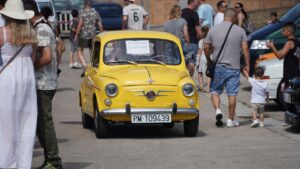 Coche cl&aacute;sico amarillo en evento Motor Retro en Marratx&iacute;