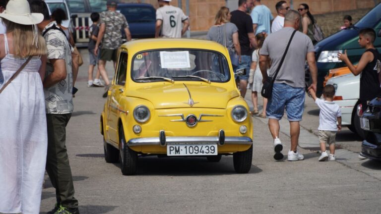 Coche clásico amarillo en evento Motor Retro en Marratxí