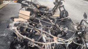 Tres motocicletas calcinadas tras un incendio en la calle Tici&agrave;.