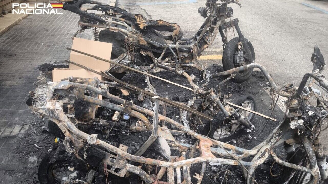 Tres motocicletas calcinadas tras un incendio en la calle Tici&agrave;.