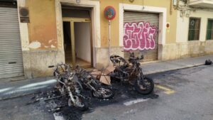 Un incendio calcina tres motos y da&ntilde;a la fachada de un edificio en Palma