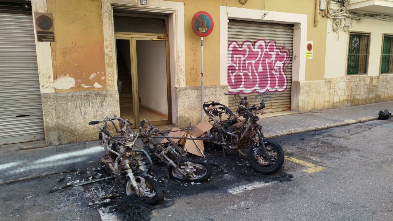 Un incendio calcina tres motos y da&ntilde;a la fachada de un edificio en Palma
