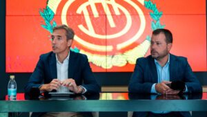 Dos hombres en una conferencia de prensa sobre el RCD Mallorca.
