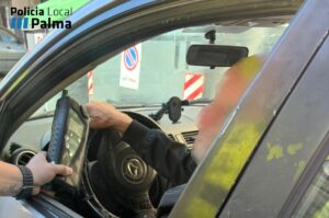 Hombre siendo sometido a prueba de alcoholemia en su veh&iacute;culo