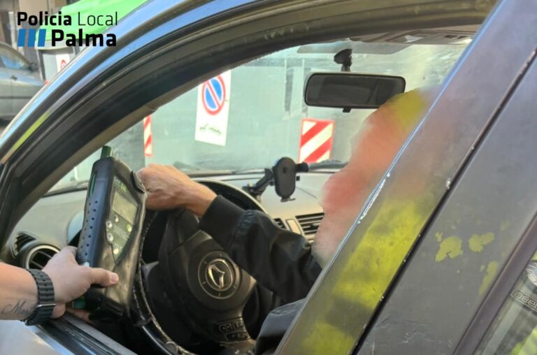 Hombre siendo sometido a prueba de alcoholemia en su vehículo