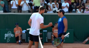 Jaume Munar y Hubert Hurkacz se dan la mano tras el partido en Roland Garros