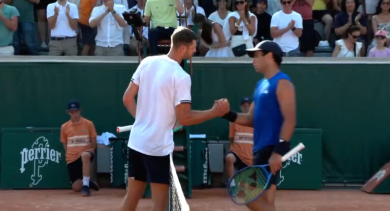 Jaume Munar y Hubert Hurkacz se dan la mano tras el partido en Roland Garros
