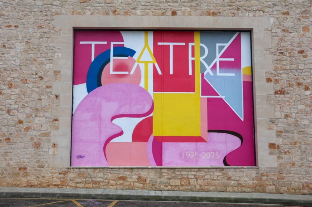 Mural colorido en la fachada del Teatre Principal de Santanyí