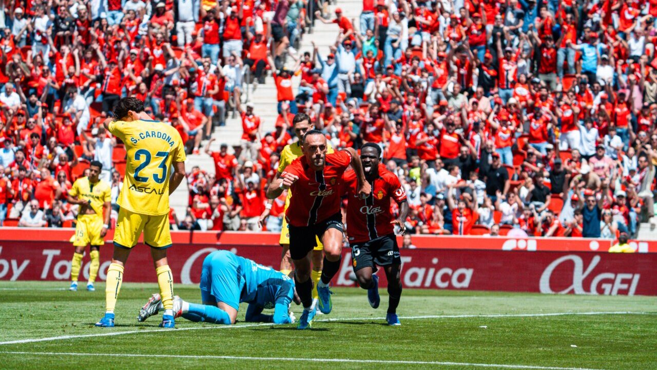 Celebraci&oacute;n de un jugador del RCD Mallorca tras anotar un gol en el estadio.