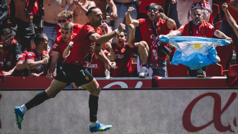 Muriqi celebrando un gol con la afici&oacute;n del RCD Mallorca