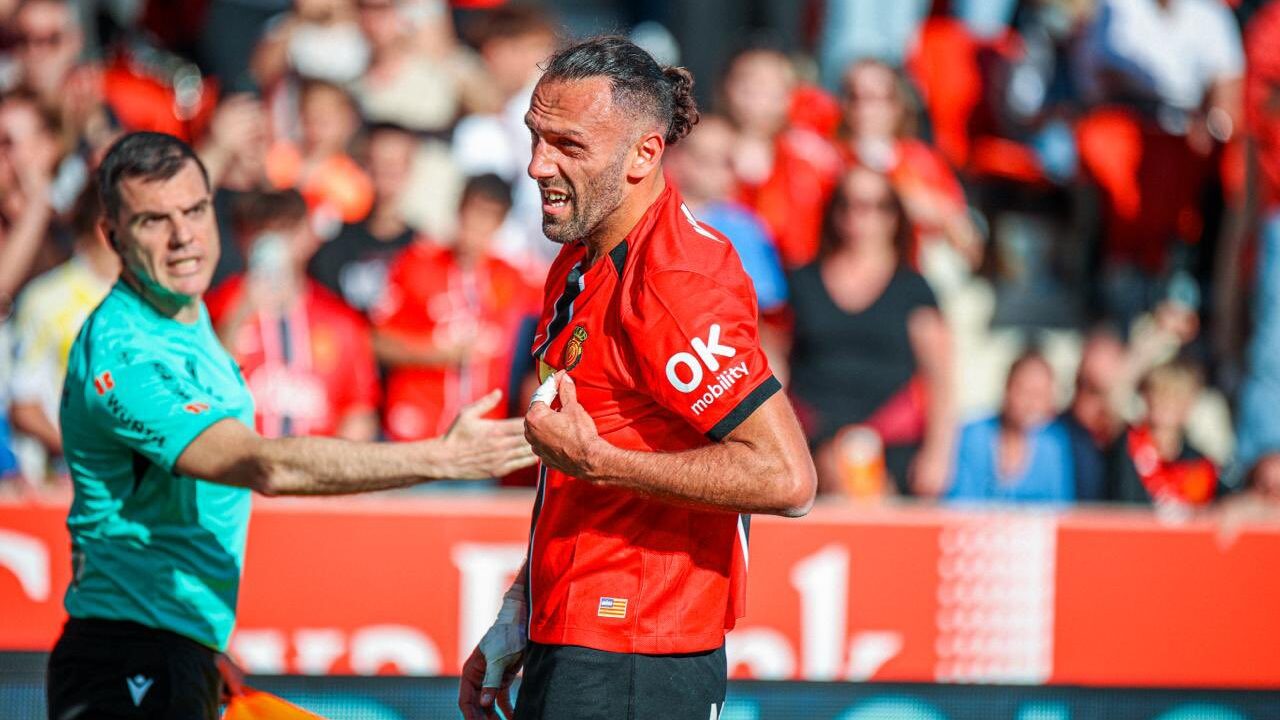 Jugador del RCD Mallorca en un partido de f&uacute;tbol