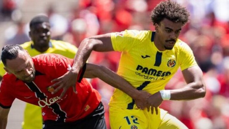 Muriqi del RCD Mallorca en un partido contra el Villarreal