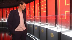 Rafa Nadal observando trofeos en su nuevo museo en Manacor