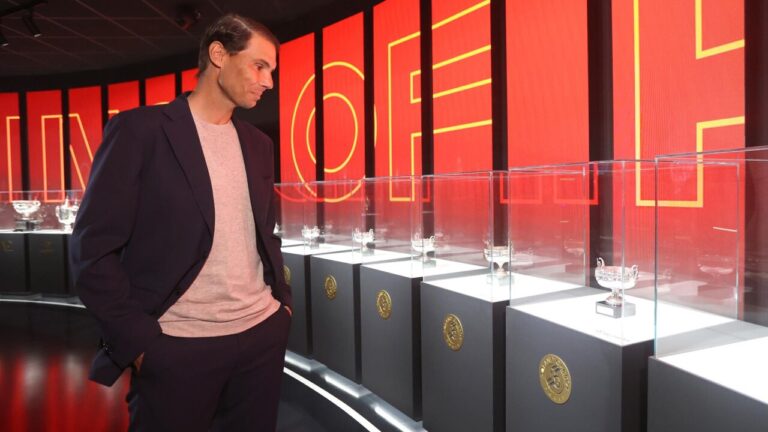 Rafa Nadal observando trofeos en su nuevo museo en Manacor