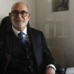Rodolfo Far&iacute;as, neur&oacute;logo y estudiante de m&aacute;ster en su oficina