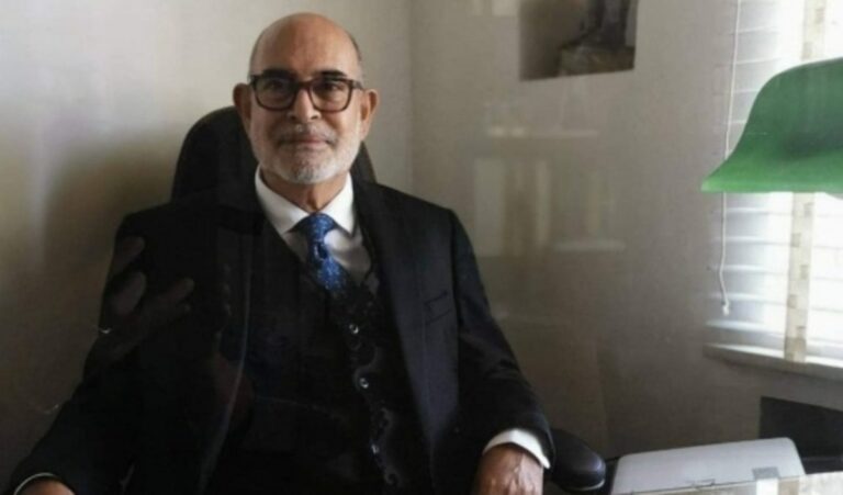 Rodolfo Far&iacute;as, neur&oacute;logo y estudiante de m&aacute;ster en su oficina