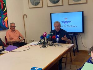 El obispo de Mallorca hablando en una reuni&oacute;n con medios de comunicaci&oacute;n