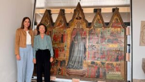 Dos restauradoras junto a una obra medieval del Museo de Mallorca