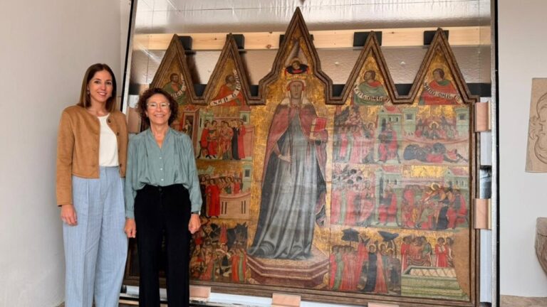 Dos restauradoras junto a una obra medieval del Museo de Mallorca