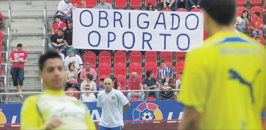 Aficionados con pancarta en el estadio agradeciendo al Oporto