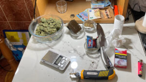 Mesa con sustancias ilegales y dinero en efectivo tras operaci&oacute;n policial