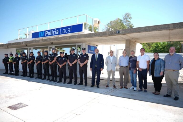 Grupo de polic&iacute;as locales en Playa de Palma junto a autoridades