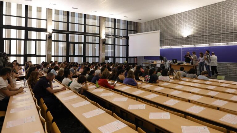 Sala llena de opositores esperando para realizar exámenes de empleo público