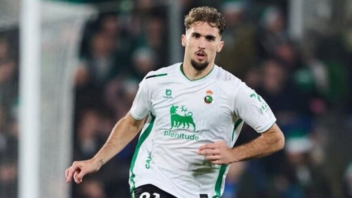 Pablo Ram&oacute;n jugando con el Racing de Santander en un partido de f&uacute;tbol