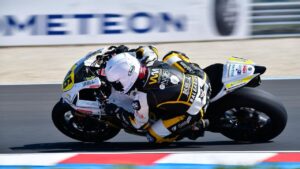 Piloto Pakita Ruiz compitiendo en una carrera de motociclismo en Hungr&iacute;a