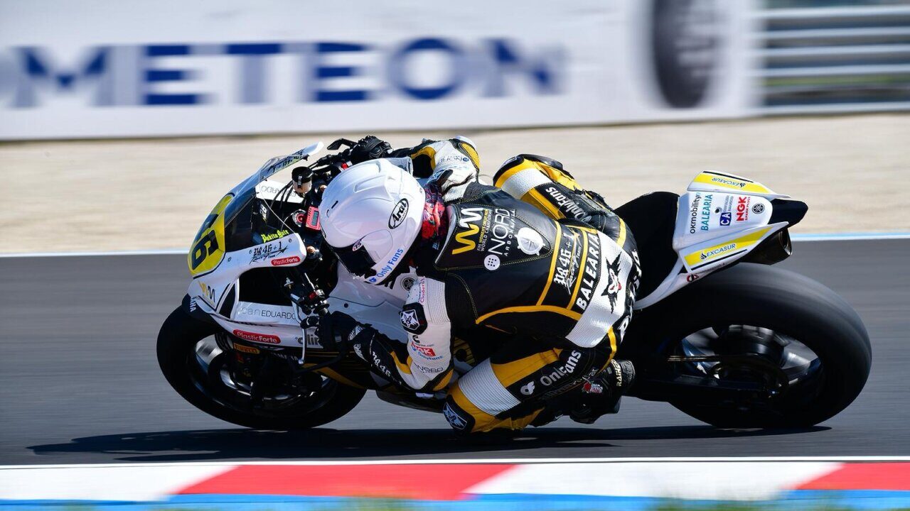 Piloto Pakita Ruiz compitiendo en una carrera de motociclismo en Hungr&iacute;a