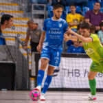 Jugadores de futsal compiten en el partido entre Palma y Manzanares.