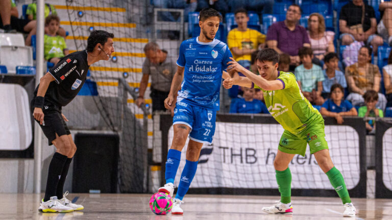Jugadores de futsal compiten en el partido entre Palma y Manzanares.
