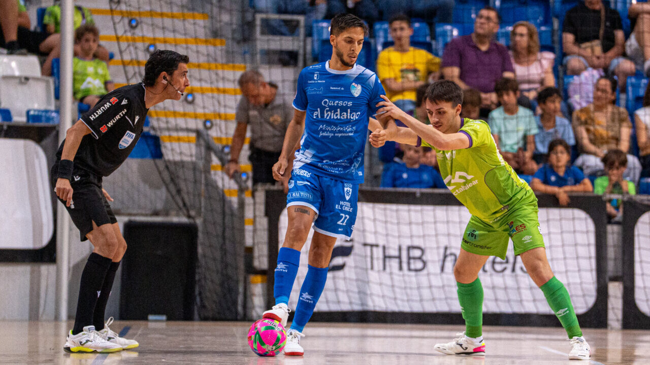 Jugadores de futsal compiten en el partido entre Palma y Manzanares.
