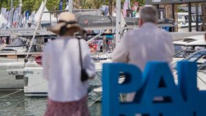 Visitantes observando embarcaciones en el Palma International Boat Show 2026