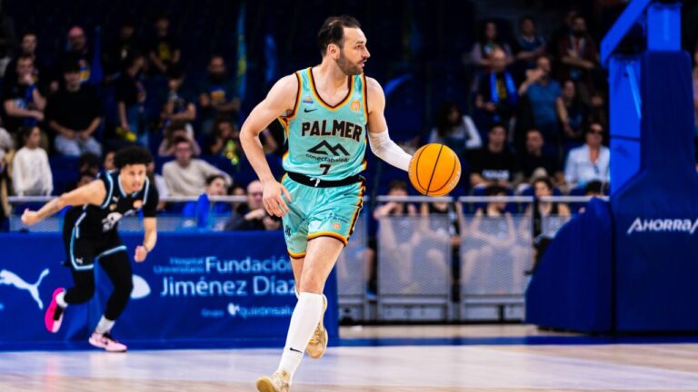 Jugador del Palmer Basket corriendo con el balón en un partido