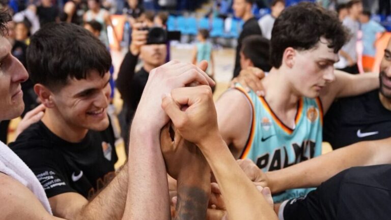 Jugadores de baloncesto celebrando la permanencia en el equipo Palmer Basket