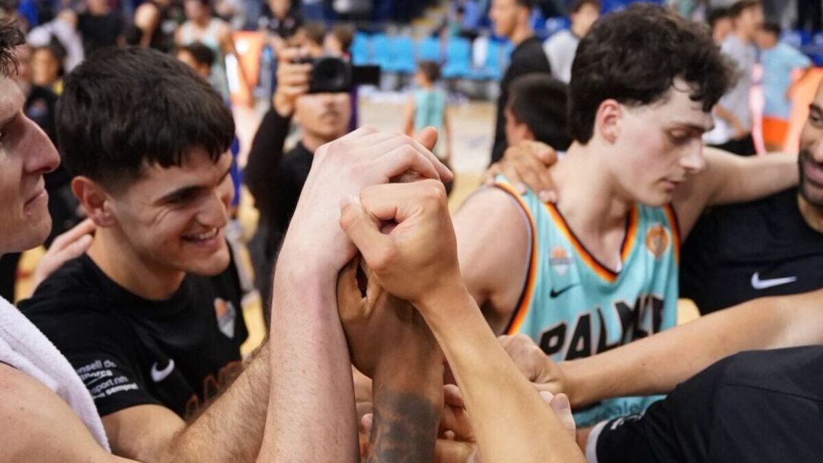 Jugadores de baloncesto celebrando la permanencia en el equipo Palmer Basket