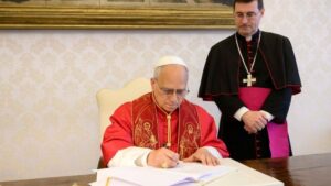 El papa Le&oacute;n XIV firma la enc&iacute;clica Magnifica Humanitas en su despacho de la Santa Sede.