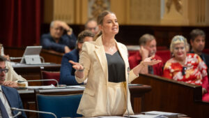 Una mujer hablando en el parlamento con expresi&oacute;n apasionada