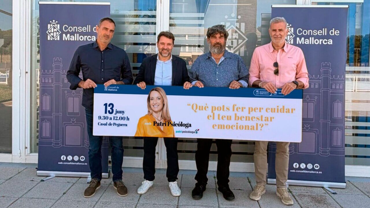 Cuatro personas sosteniendo un cartel sobre bienestar emocional en Peguera