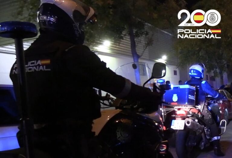 Patrulla de la Polic&iacute;a Nacional en una operaci&oacute;n nocturna