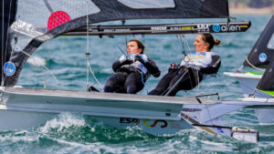 Paula Barcel&oacute; y Mar&iacute;a Cantero compitiendo en 49er FX