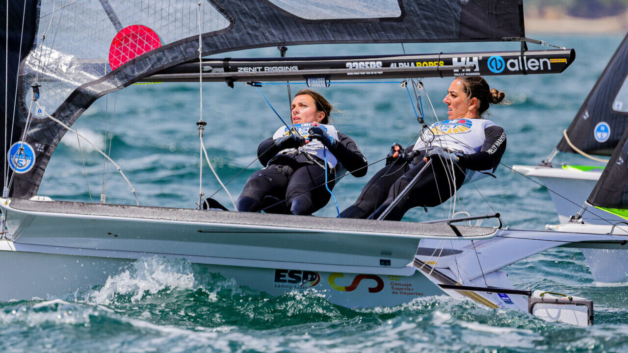 Paula Barcel&oacute; y Mar&iacute;a Cantero compitiendo en 49er FX