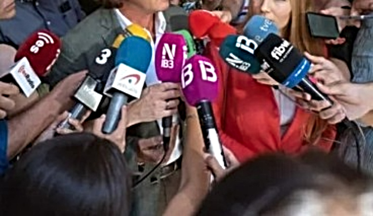 Periodistas en una rueda de prensa con micr&oacute;fonos de diferentes medios