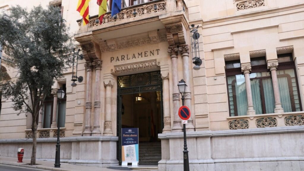 Fachada del Parlament de Baleares con banderas ondeando