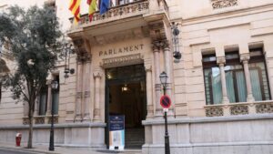Fachada del Parlament de Baleares con banderas ondeando