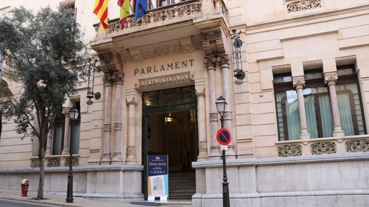 Fachada del Parlament de Baleares con banderas ondeando