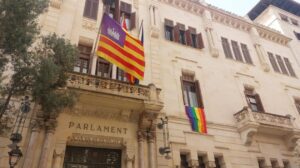 La Justicia tumba el veto a la bandera LGTBI en el Parlament