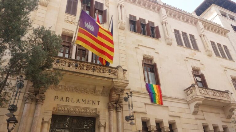 La Justicia tumba el veto a la bandera LGTBI en el Parlament