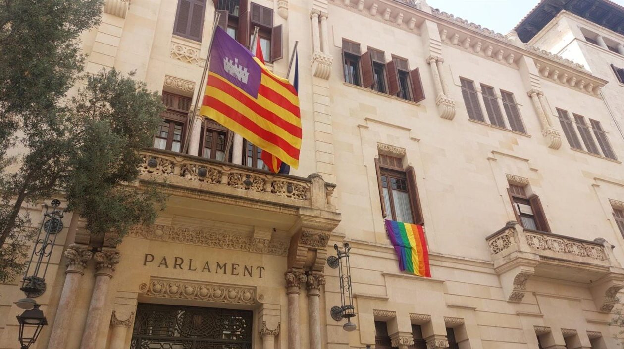 La Justicia tumba el veto a la bandera LGTBI en el Parlament
